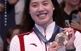 张雨霏诠释最佳体育精神，10枚奖牌当之无愧泳坛劳模