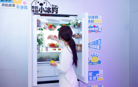京东X美的新品小冰狗冰箱亮相 AWE：不做冰冷的机器，只想做懂陪伴的“家庭成员”